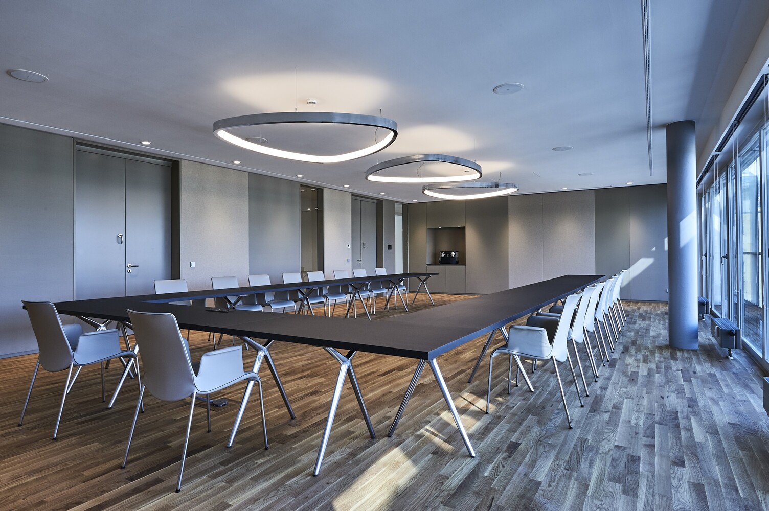 Baden-Württemberg Municipal Association – Ring Pendant Lights for Large Conference Rooms Elegant event space with large-format ring pendant lights and modern seating for meetings and conferences.