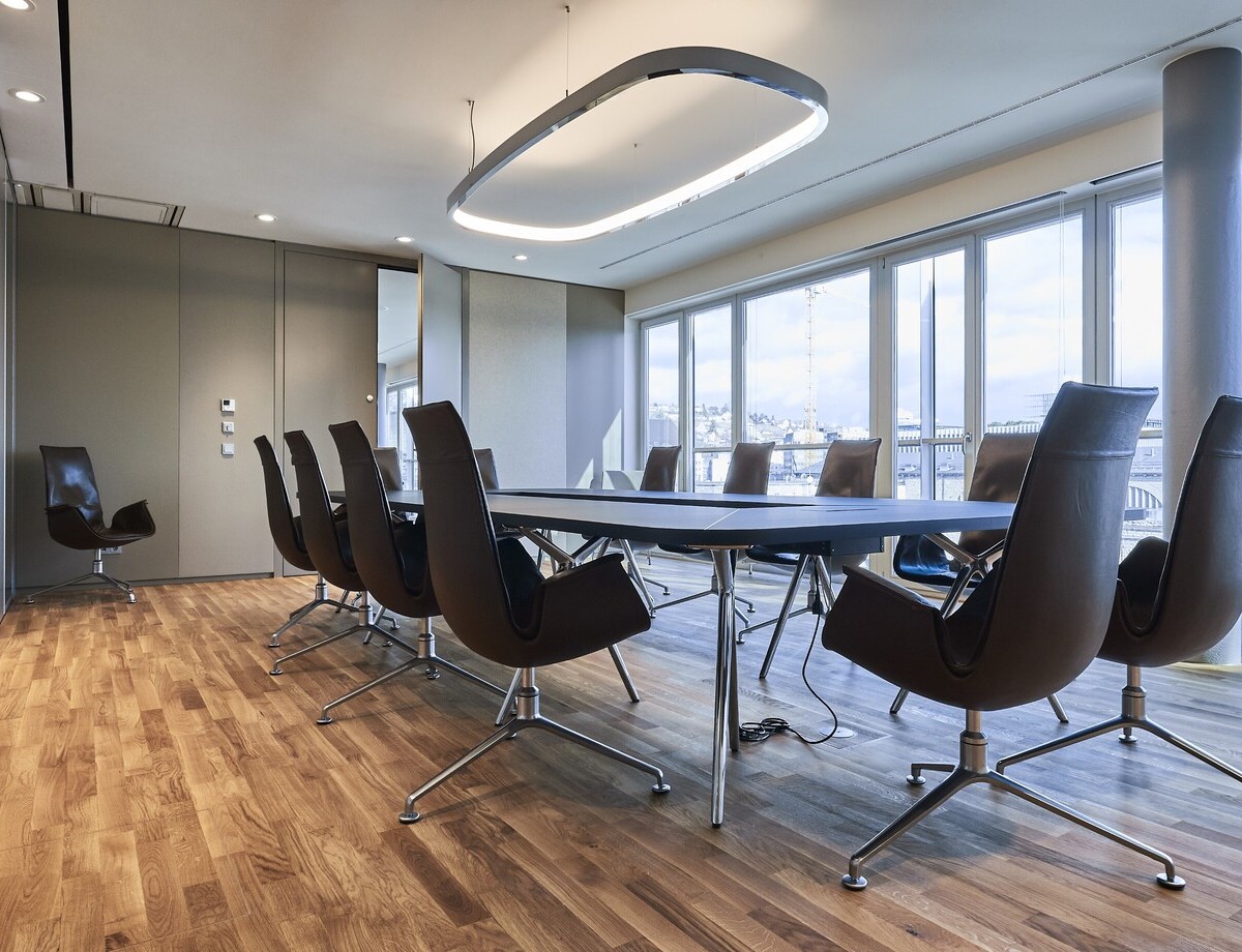 Decorative Lighting for Meeting Rooms – rectangular ring pendant luminaire SOFT SQUARE Modern meeting room with SATTLER Soft Delta and Soft Square luminaires. High-quality lighting for conference rooms with natural illumination and stylish design.