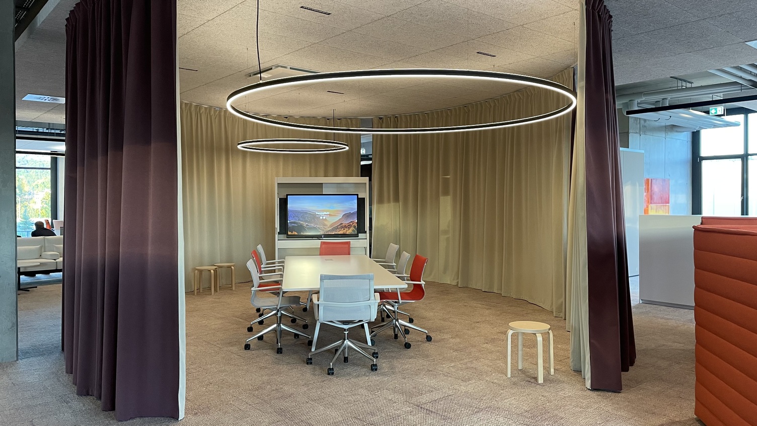 Streit Conference Room - Featuring Doppio 1900/2300 by Sattler Spacious conference room at Streit with Sattler's Doppio 1900/2300 lighting fixtures. Luminaires with direct and indirect lighting.