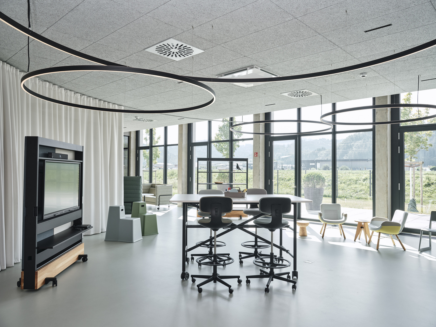 Dispute Flexible working area - different viewing angle with Doppio Direct/Indirect from Sattler Flexible workspace at Streit with Sattler's Doppio Direct/Indirect lighting fixtures.