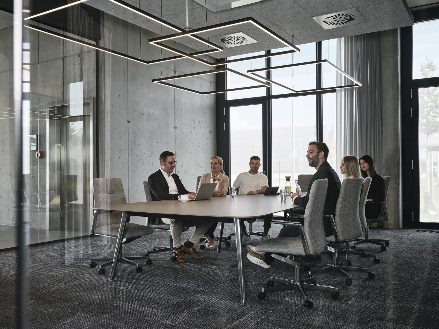 Streit Meeting Room - Featuring Gioco by Sattler | © Christoph-Duepper Modern meeting room at Streit, featuring concrete walls and Sattler's Gioco lighting fixtures under an acoustically effective suspended ceiling. | © Christoph-Duepper
