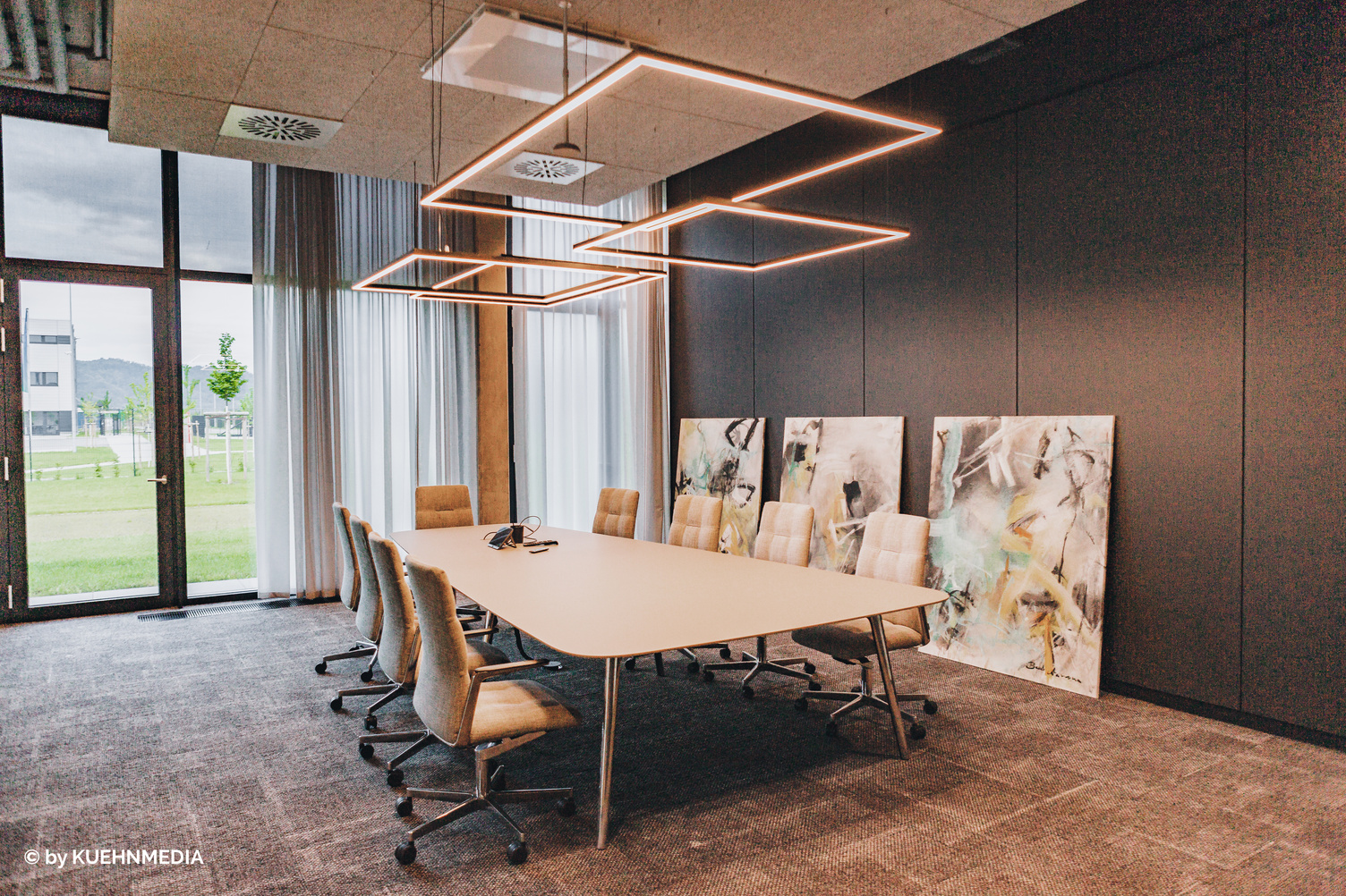 © Kuehnmedia Modern meeting room at Streit with large windows and Sattler's Gioco Direct lighting fixture from a different perspective | © Kuehnmedia