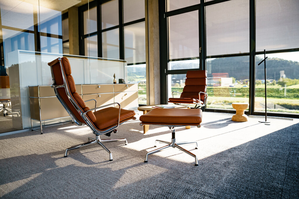 Creative lounge at Streit featuring comfortable seating and Sattler's Fino Floor lighting fixture. | ©  Kuehnmedia