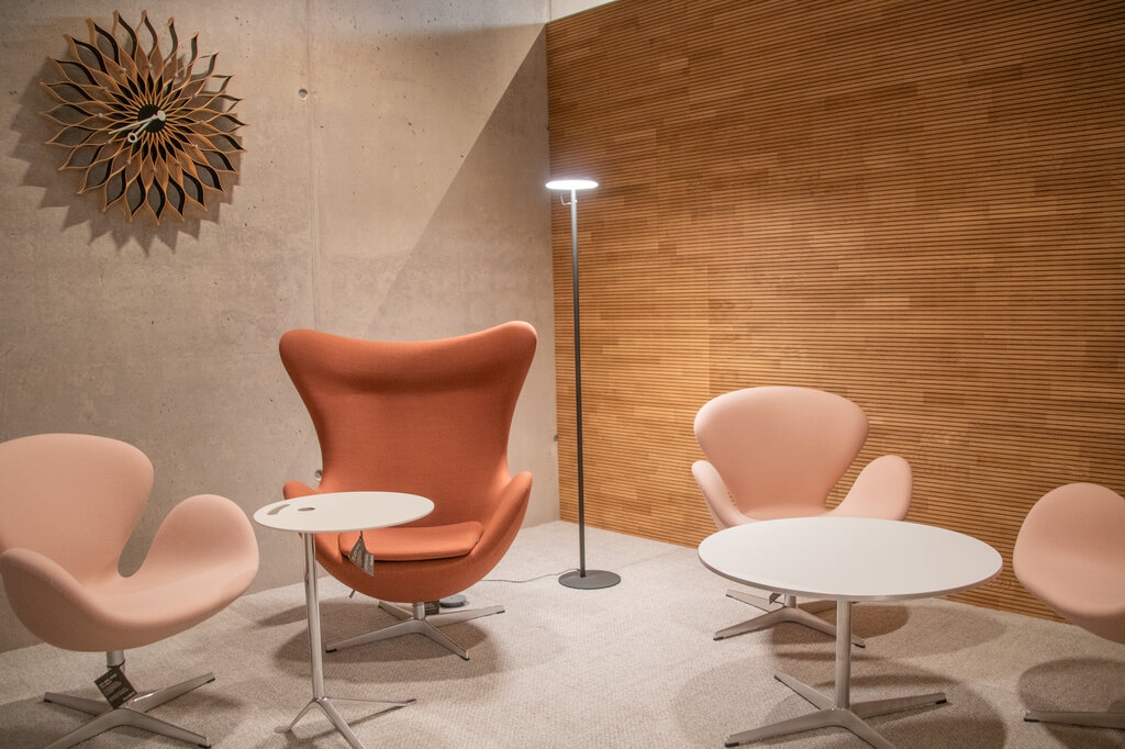 Cafeteria at Streit featuring comfortable seating and Sattler's Avveni Floor lighting. Here, a harmoniously lit reading ambience is created in the waiting area | © Kuehnmedia