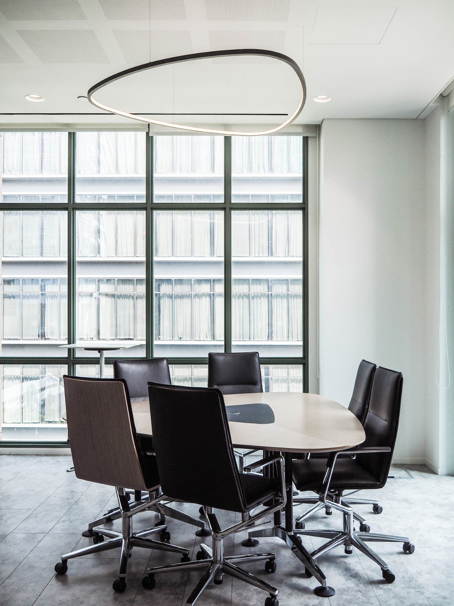 Slim Delta – Designer Pendant Light in the Wilkhahn Showroom Singapore Slim Delta pendant light above a conference table in the Wilkhahn Showroom Singapore