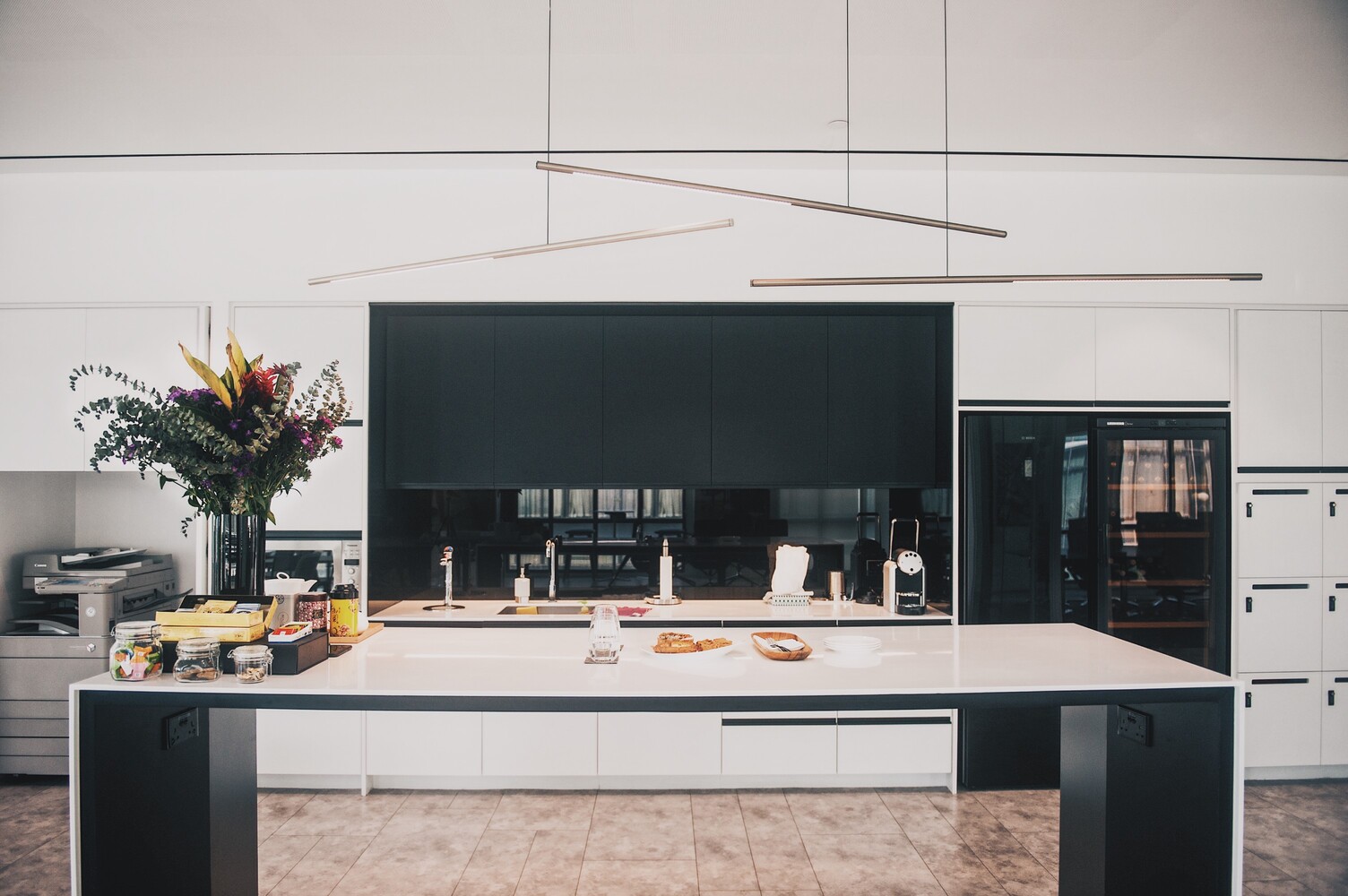 Palito – Minimalist Pendant Light in the Wilkhahn Showroom Singapore Three Palito pendant lights above a modern kitchen island in the Wilkhahn Showroom Singapore