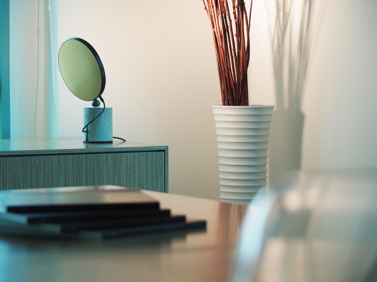 Avveni Concrete – Minimalist Table Lamp in the Wilkhahn Showroom Singapore Avveni Concrete table lamp with concrete base on a sideboard in the Wilkhahn Showroom Singapore