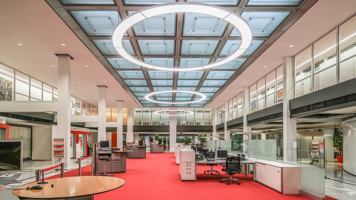 Lichtlösungen für Banken und Sparkassen – Referenzprojekt KSK Ludwigsburg Bankinterieur mit ringförmigen LED-Leuchten ANELLO von Sattler Lighting, Referenz KSK Ludwigsburg